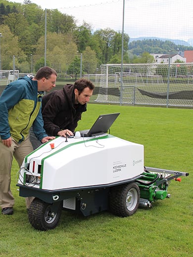 Mähroboter der Hochschule Luzern: Der neue König auf dem Fussballpatz.