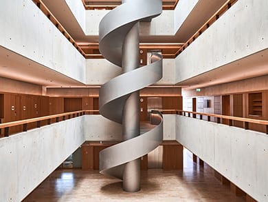 Die Wendeltreppe ist ein architektonisches Highlight des neuen Campus Zug-Rotkreuz.