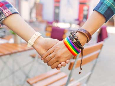 Bei homo- und bisexuellen Jugendlichen lässt sich eine fünfmal höhere Suizidversuchsrate feststellen als bei heterosexuellen Teenagern. Ein Forschungsteam der HSLU untersucht, wieso. Bei homo- und bisexuellen Jugendlichen lässt sich eine fünfmal höhere Suizidversuchsrate feststellen als bei heterosexuellen Teenagern. Ein Forschungsteam der HSLU untersucht, wieso.