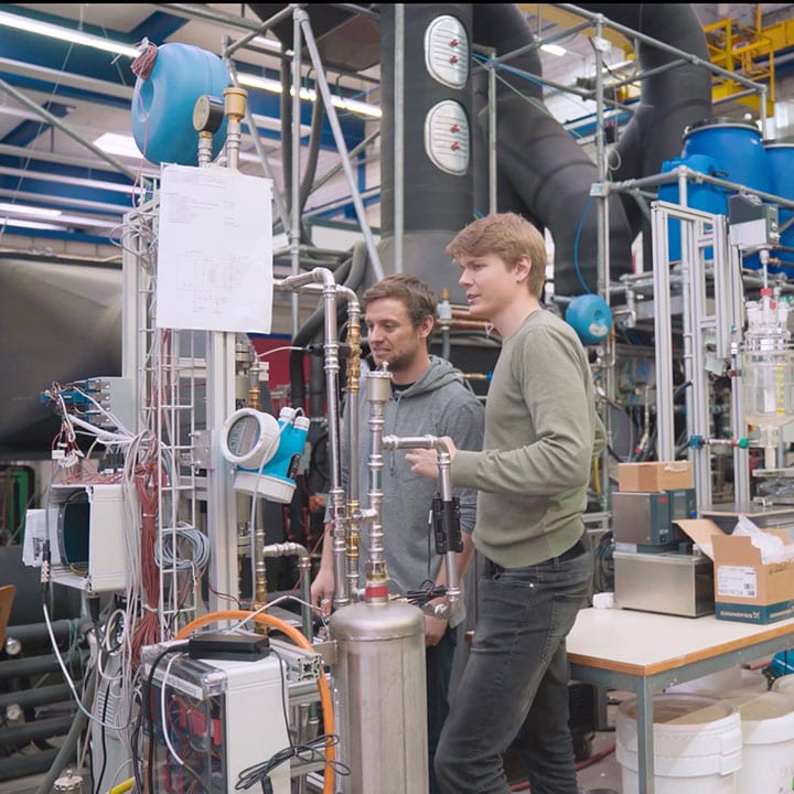 Remo Waser und Simon Maranda entwickeln eine Methode, um Sonnenenergie effizienter zu speichern. Remo Waser und Simon Maranda entwickeln eine Methode, um Sonnenenergie effizienter zu speichern.