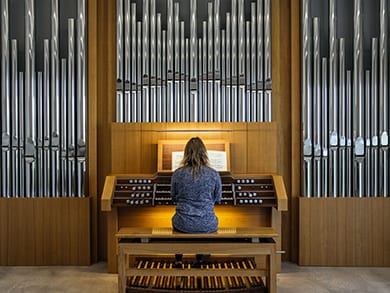 Bereitet sich auf ihr Master-Abschlusskonzert vor: Julia Stadelmann an der grössten Orgel des Departements Musik der Hochschule Luzern. Bild: Christian Felber Bereitet sich auf ihr Master-Abschlusskonzert vor: Julia Stadelmann an der grössten Orgel des Departements Musik der Hochschule Luzern. Bild: Christian Felber