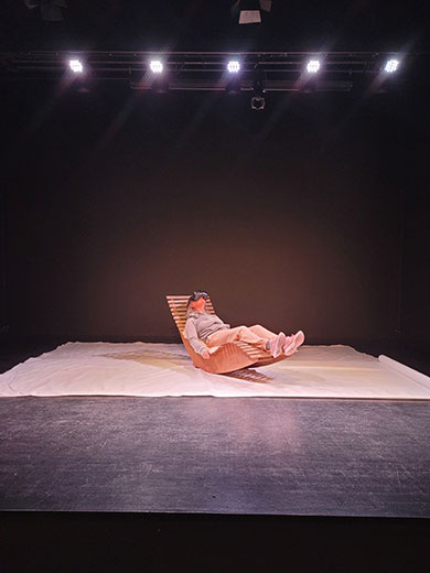 Claudia Tolusso testet ihre VR-Installation Verschüttet. Bild: HSLU/Simon de Diesbach