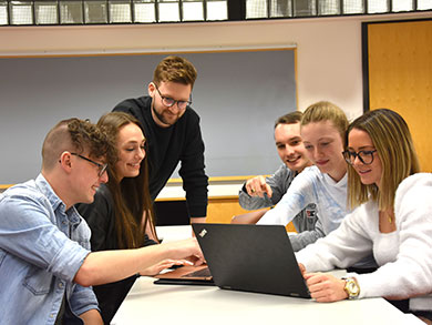 Studentinnen und Studenten engagieren sich in Studierendenorganisationen der HSLU. Rechts im Bild: OneHSLU-Präsidentin Irina Engeler.