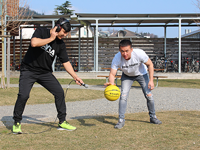 The sound of sports: Die beiden 17-jährigen Afghanen Mostafa und Sher haben gemeinsam eine Hörgeschichte gestaltet. (Bild: Oriana Simonett) The sound of sports: Die beiden 17-jährigen Afghanen Mostafa und Sher haben gemeinsam eine Hörgeschichte gestaltet. (Bild: Oriana Simonett)
