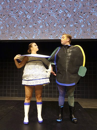 Mit Ravels Zauberoper auf der Bühne: die beiden Musik-Studierenden Anna Lena Lorenz und Simon Haldemann. (Bild: Christian Mattis)