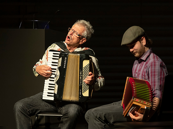 Der Parkinson-Betroffene Toni Scherrer und Volksmusik-Student Dominik Furger am Playlists for Parkinsons-Konzert der HSLU. Bild: Priska Ketterer