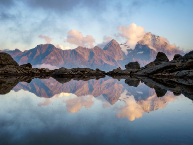 Bergsee im Maderanertal, oberhalb der Windgällenhütte mit Blick auf den Oberalpstock (Uri).