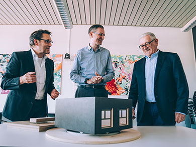 Leo Looser begutachtet das Modell des Forschungsmoduls, dessen Aufbau er gespendet hat. Leo Looser begutachtet das Modell des Forschungsmoduls, dessen Aufbau er gespendet hat.