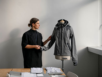 Mono.Loop.Poly-Projektleiterin Lea Schmidt zeigt ihre Jacke aus Recycling-Polyester.